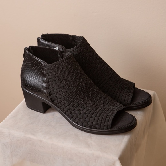 Shoes - Open toed heel